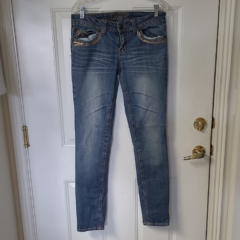 Stylish Denim Skinny Jeans with Embellished Pockets